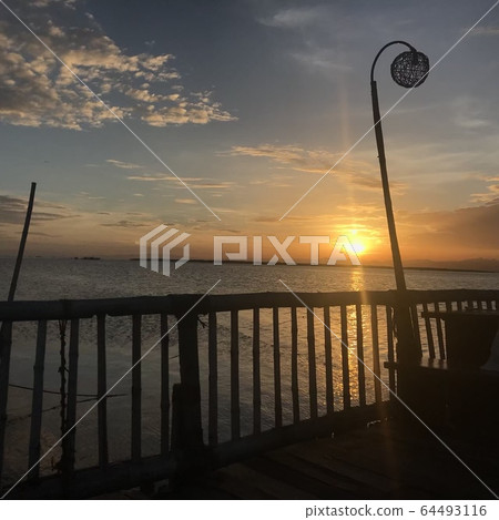 Setting sun 64493116