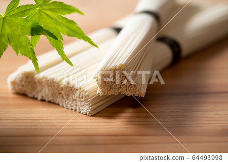 A bunch of somen noodles 64493998