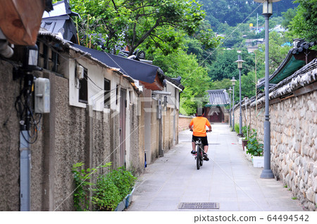 在韓屋村小巷騎自行車的孩子 在韓屋村小巷騎自行車的孩子 64494542