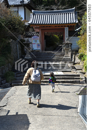 Parents and children visiting Yata-dera 64507983