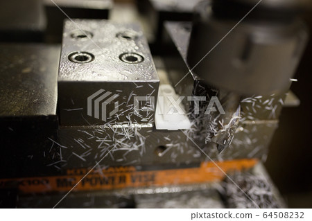 Cutting the side of the resin at the machining center Cutting the side of the resin at the machining center 64508232