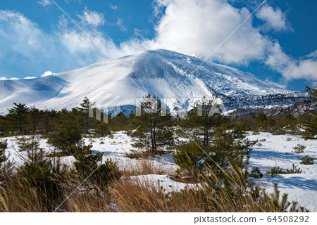 Mt. Asama in the snow 64508292