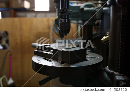 Drilling with a drilling machine Drilling with a drilling machine 64508520