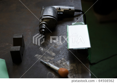 用電鑽進行鑽探工作 64508562