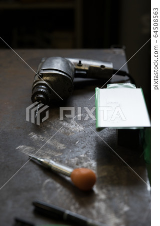 用電鑽進行鑽探工作 用電鑽進行鑽探工作 64508563