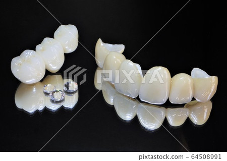 牙醫給美麗的白色陶瓷牙齒打個笑，迎接新的一年 64508991