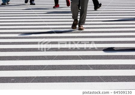 人行橫道街角人行人 人行橫道街角人行人 64509130