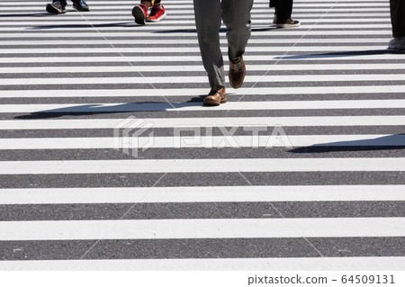人行橫道街角人行人 64509131