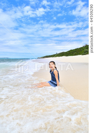 在海灘上笑的女孩(沖繩宮古島長gam) 在海灘上笑的女孩(沖繩宮古島長gam) 64509290