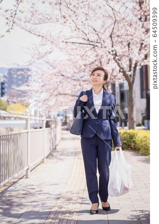 春天的女商人 64509399