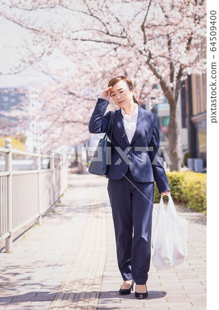 春天的女商人 64509400