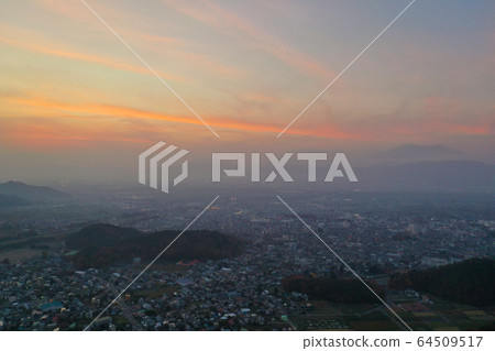 俯瞰長野縣須坂市的黃昏 俯瞰長野縣須坂市的黃昏 64509517