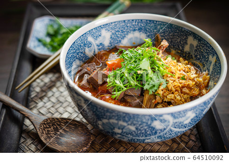 Rice noodles with spicy pork sauce (Nam ngiao)  64510092