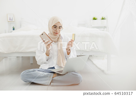 Young beautiful muslim women wearing hijab Online shopping concept. Young beautiful muslim women wearing hijab Online shopping concept. 64510317