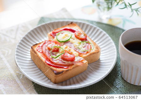 Pizza toast  64513067