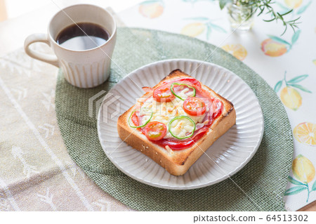 Pizza toast  64513302