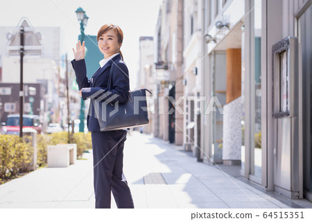 公司員工四處走動 公司員工四處走動 64515351