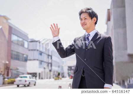 公司員工四處走動 公司員工四處走動 64516147