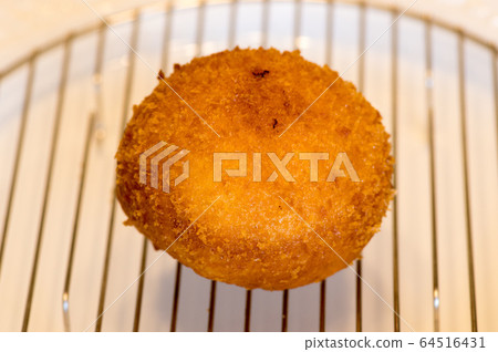 手工製作的咖哩麵包 64516431