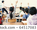 學生在小學教室舉手，小學生，課堂 64517083