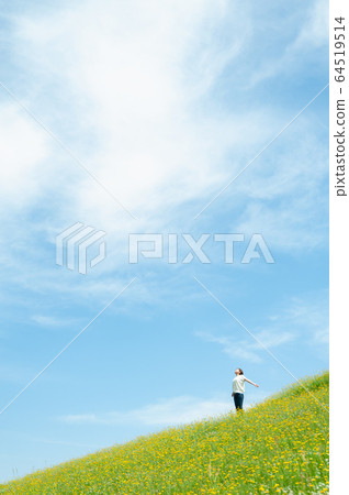 女人深呼吸在黃色的開花的草地 女人深呼吸在黃色的開花的草地 64519514