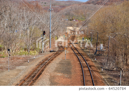 拍攝春天北海道小樽市JR蘭島站的風景 64520784