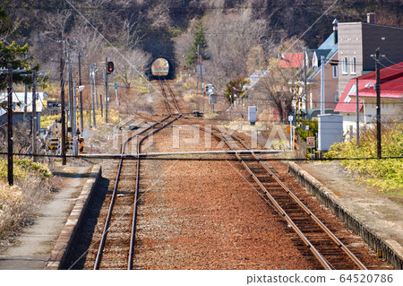 Take a picture of the scenery of JR Ranjima Station in Otaru City, Hokkaido in spring 64520786