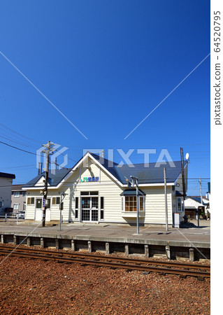 Take a picture of the scenery of JR Ranjima Station in Otaru City, Hokkaido in spring 64520795