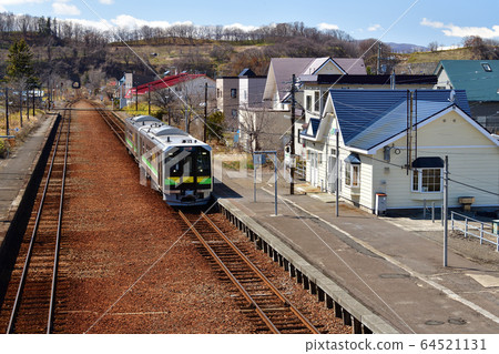拍攝春天來往於北海道小樽市JR蘭島站的普通火車的風景 拍攝春天來往於北海道小樽市JR蘭島站的普通火車的風景 64521131