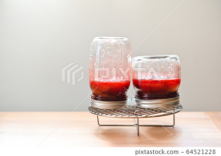 做草莓醬，倒瓶，冷卻 64521228