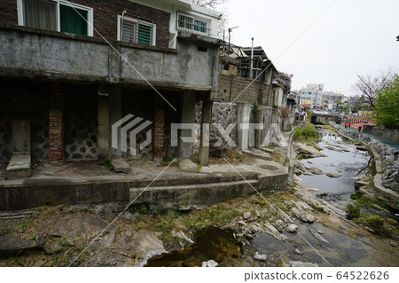 Seongbuk-gu. Jeongneung-dong. Spring flowers 64522626