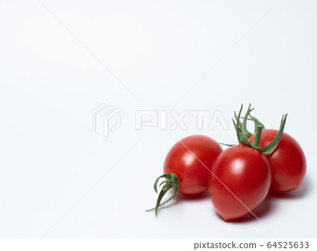 3 small tomatoes 64525633