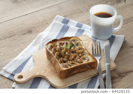 Banana and walnut fruit toast 64528135