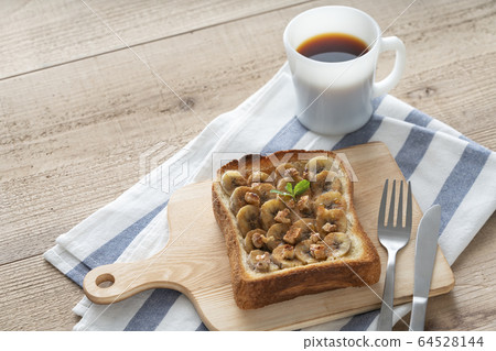 香蕉和核桃果吐司 64528144