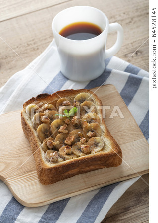 香蕉和核桃果吐司和咖啡 香蕉和核桃果吐司和咖啡 64528145