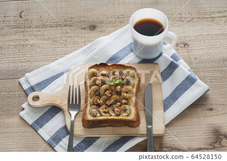 Banana and walnut fruit toast and coffee 64528150