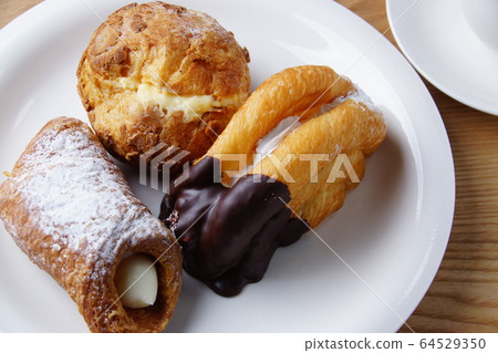 Cream puff candy Cream puff candy 64529350