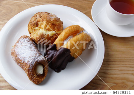 Cream puff candy Cream puff candy 64529351