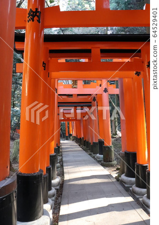 紅色牌坊 紅色牌坊 64529401