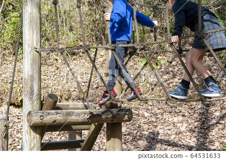 Children playing athletics 64531633