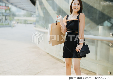 Girl Shopping Girl Shopping 64532720