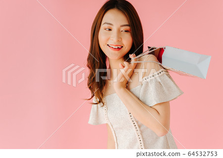 Girl Shopping 64532753