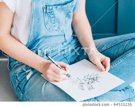 creative leisure female artist sketching plants creative leisure female artist sketching plants 64533226