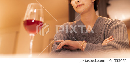 女性肖像 64533651