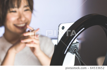 女性肖像 64533652