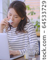 女性不健康的花粉症 64533729