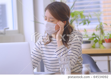 人面罩預防待在家裡 64534092