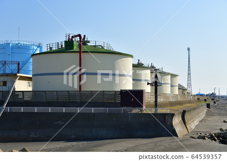 Take a picture of the tanks at the mouth of the Tomakomai River in Tomakomai City, Hokkaido in spring Take a picture of the tanks at the mouth of the Tomakomai River in Tomakomai City, Hokkaido in spring 64539357
