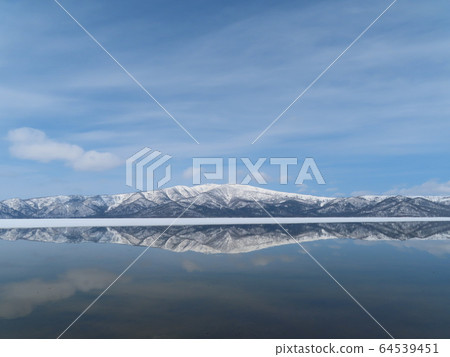 Lakeside in winter Lakeside in winter 64539451