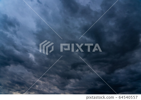 春天的傍晚雨雲 64540557